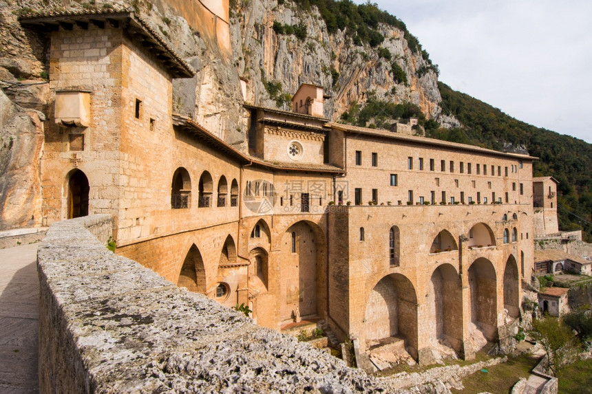 圣人贝内迪克特的圣洞穴修道院位于罗马拉齐奥意大利中部的亚比科省图片