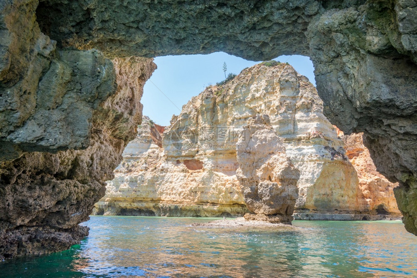 著名的海中岩石洋波尔古达的拉合岩热门夏季旅游目的地和阿尔加夫海岸线著名的滩图片