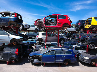 垃圾场的汽车回收堆积物汽车回收背景图片