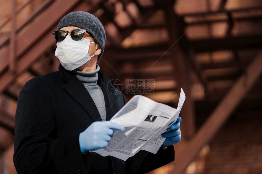严重的人戴太阳眼镜卫生面具和橡胶手套看远阅读保护自己免受疾或冠状毒空气污染的危险图片