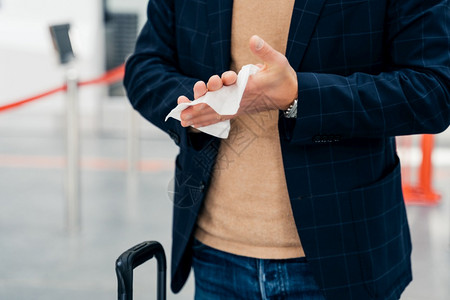 使用抗菌餐巾或湿防止传播希望在机场做安全姿势图片