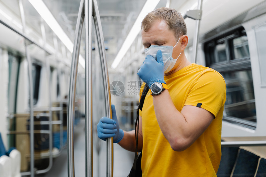 横向射杀乘客咳嗽呼吸有问题戴一次面罩和手套在公共交通工具中站立地铁防止出现冠状图片