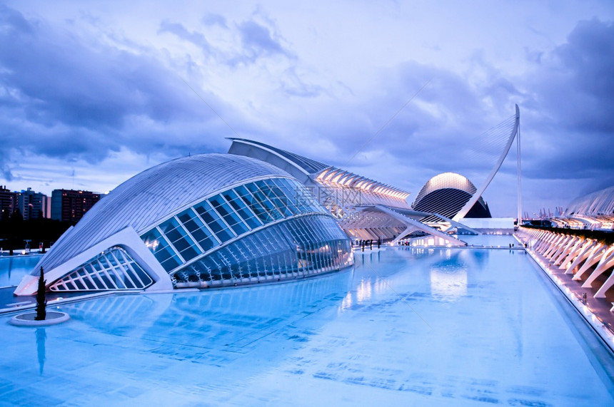 201年oct3120ValenciSpn现代艺术和科学城市建筑夜光蓝池由Santigocltrv和felixcandel设计的图片