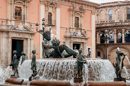 加泰罗尼亚广场位于ValenciCthedrl广场的fuentdluria喷泉在旧城区最著名的景点背景
