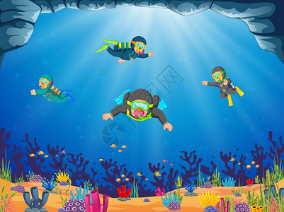 一组专业潜水员正在蓝海下潜水图片