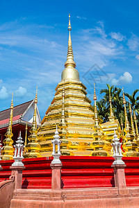 夏日在泰国吉昂马的佛教寺庙图片