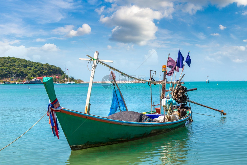 夏日在泰国河畔高萨木岛的KohSamui岛的渔船图片