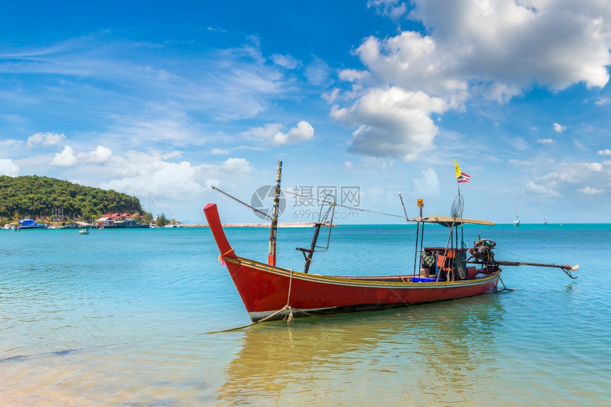 夏日在泰国河畔高萨木岛的KohSamui岛的渔船图片