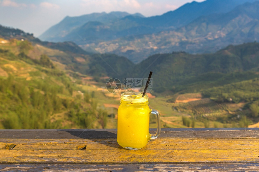 在夏日的Sap的梯田前在Sapvietnm露天的稻田前玻璃菠萝汁图片