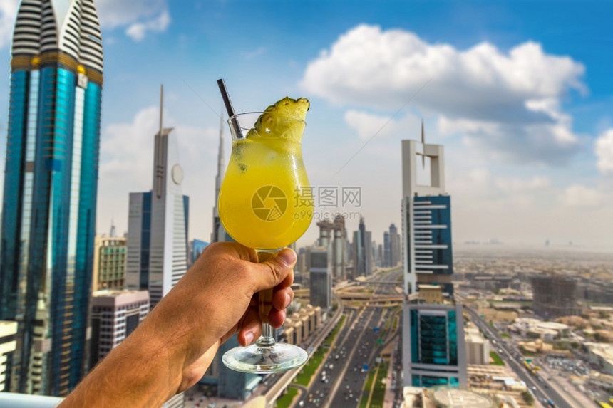夏日用新鲜菠萝汁在杜拜河上举起杯子团结的阿拉伯酋长国图片
