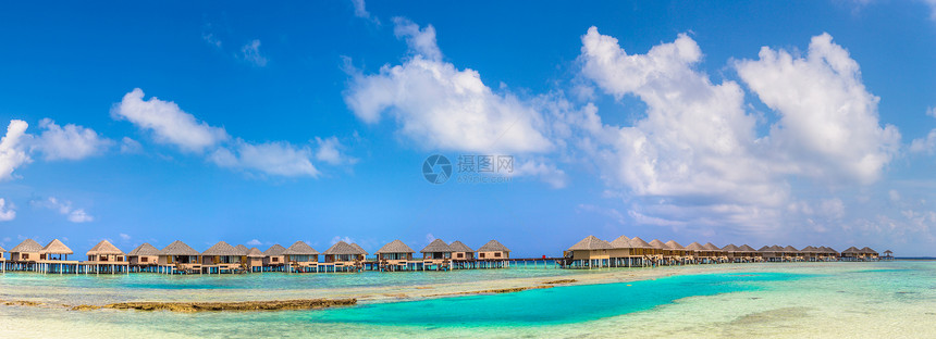 夏季日热带海滩的沙上在病床全水别墅bungawos图片