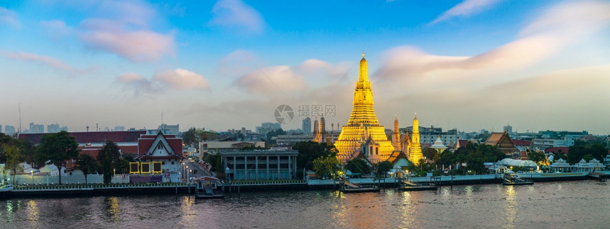 在bangkothailnd的美丽日落时watrun寺庙的广空中观察图片