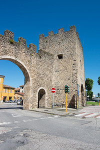 中世纪的墙壁和大门图片
