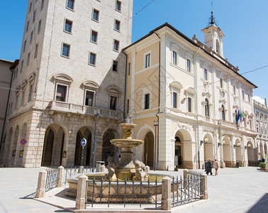 在意大利拉齐奥的里蒂旅游景点市政厅和海豚喷泉图片