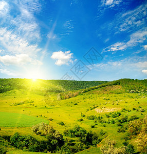 绿地和太阳升起图片