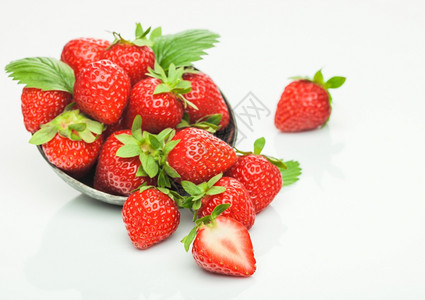 白色背景的钢碗板中新鲜生有机草莓上面浆果图片