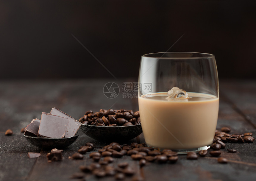 咖啡豆和含有冰块的咖啡图片
