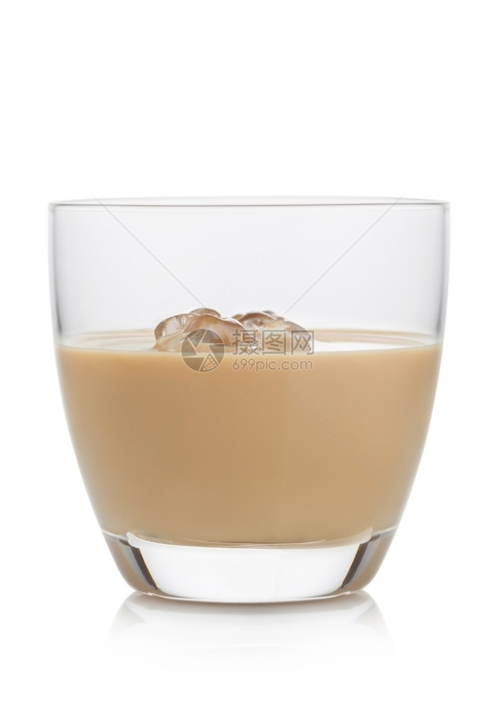 玻璃和冰块威士忌奶油制的乳液在白色背景上图片