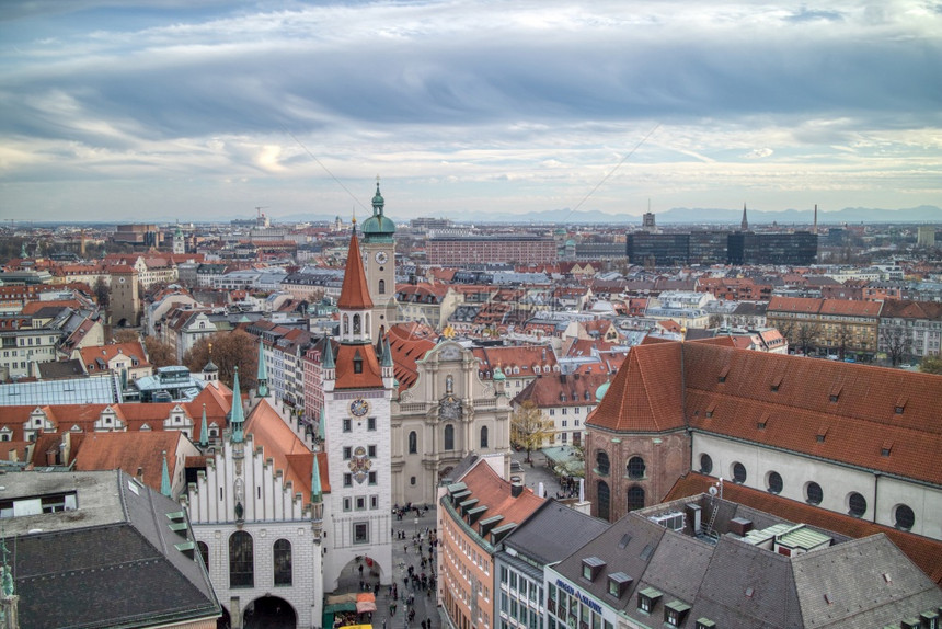 城市地貌古老房屋顶上空的中全景古老的慕尼奇历史部分阴云的日落天空背景细菌古老慕尼黑历史部分之上的城镇景观全德国历史部分之上的慕尼图片