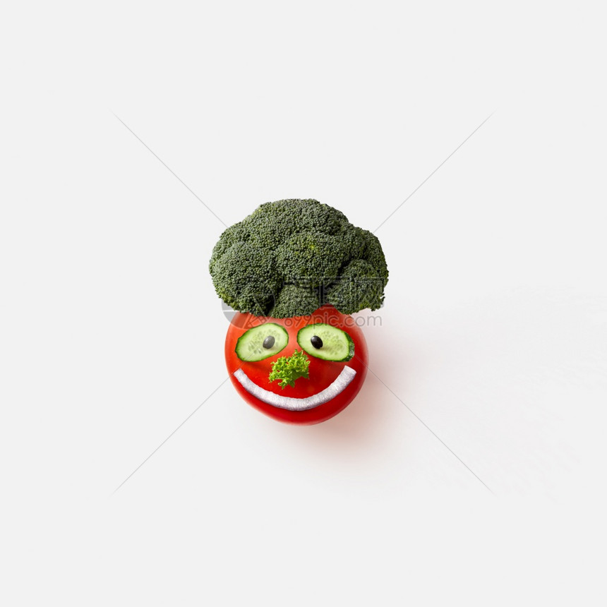 由天然有机蔬菜番茄花椰和黄瓜切片手工制作图片
