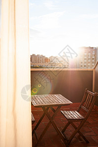 露天阳台的木桌和椅子图片