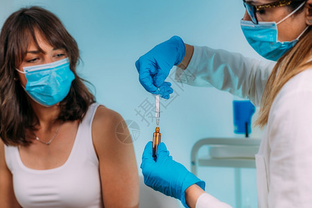 持有预防冠状免疫苗的医务工作者图片