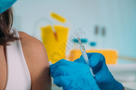 新型冠状病毒疫苗接种持有注射器和疫苗的医疗工作者冠状疫苗接种背景