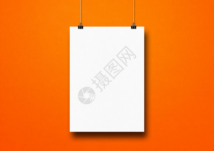 白色海报挂在有剪片的橙色墙壁上空白模型板色海报挂在有剪片的橙色墙上背景图片