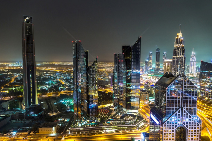 夜里杜拜市中心全景阿拉伯联合酋长国图片