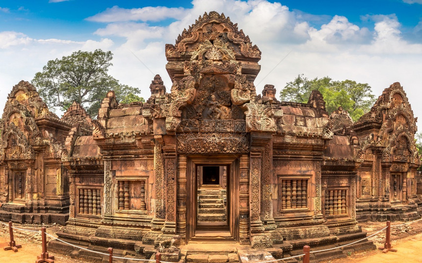 在夏日的坎巴迪亚Cambodi下在SemsarSimsa在复杂的agkorwt中在bnteysri寺庙中图片