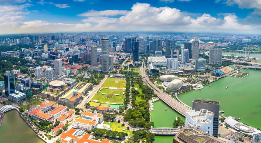 夏日城市的全景图片