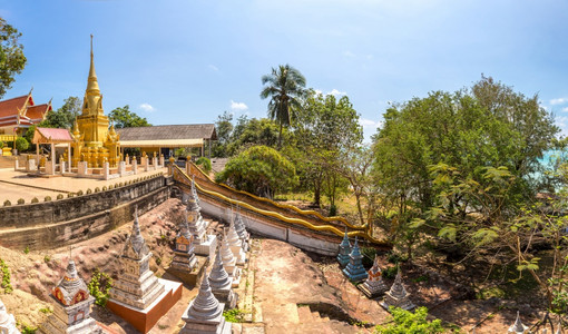 红色寺庙的全夏日在泰国的沙木岛和的瓦特西拉尼古图片