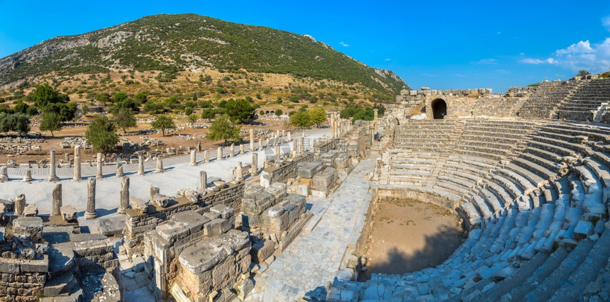 古代城市埃菲苏斯的小剧院在一个美丽的夏日火鸡图片