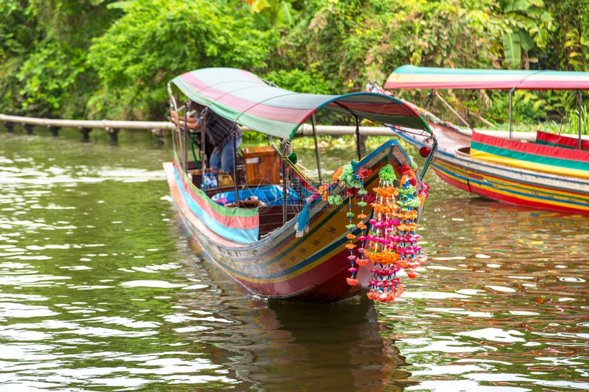 夏日在泰国Bangko的Chapry河的HoPhr河的长尾船图片