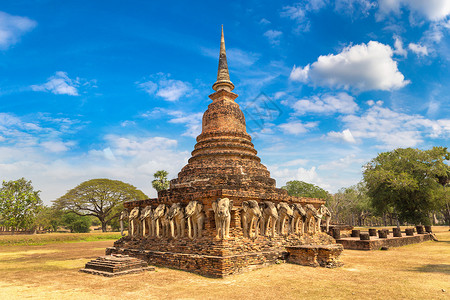 索拉萨克夏日在泰国的苏哈托特海历史公园的苏哈泰神庙背景