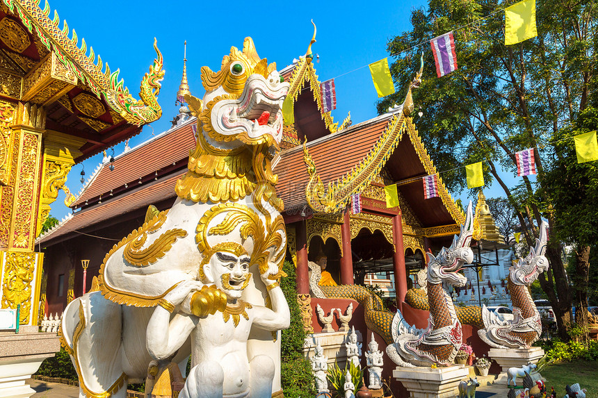 夏日在泰河边的黑马吉昂Chiangm的佛教寺庙图片