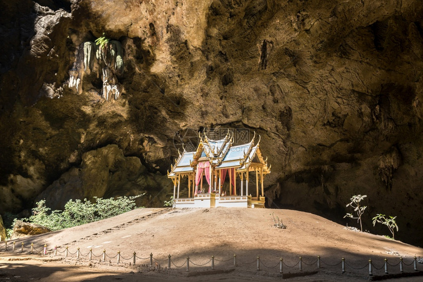 夏日在泰国的普拉亚纳科恩山洞穴公园的皇馆图片