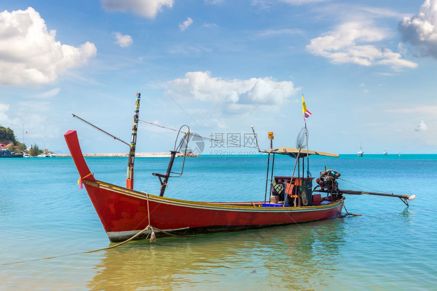 夏日在泰国河畔高萨木岛的KohSamui岛的渔船图片