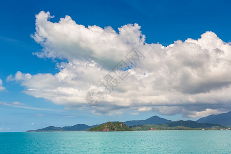 夏日在泰兰港岛附近的渡轮图片