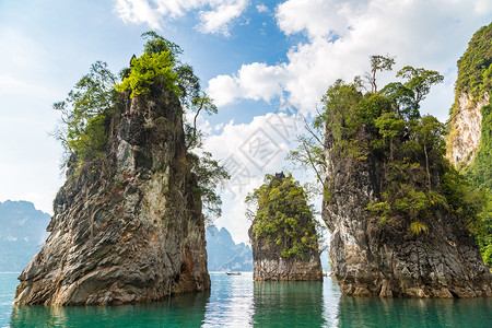 棘轮套语夏日在泰国的Chiowlan湖rtchpr大坝kos公园的石灰岩背景