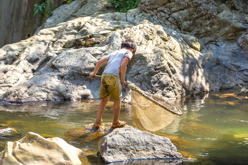 在河边钓鱼的男孩在夏日萨帕laocivetnam图片