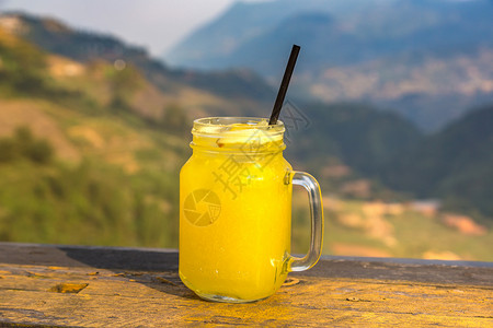 芒果山在夏日的Sap的梯田前在Sapvietnm露天的稻田前玻璃菠萝汁背景