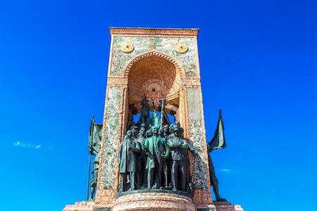 日格蒙塔2018年7月日夏季在伊斯坦布尔塔克西姆广场的纪念碑背景