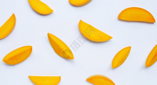 白色背景的芒果切片热带水果的顶部视图图片