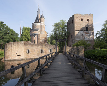 杜尔斯特德在蓝天下乌特勒支省蓝天下在乌特勒支省古奇镇Wijkbdurste的废墟和城堡中并反映在河水中背景