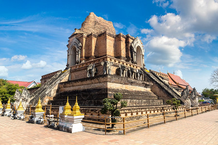 古老的塔在夏日泰国的江马瓦特切西良寺庙图片