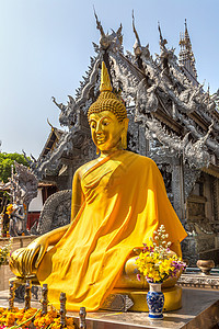夏日在泰国黑地的青春寺庙背景