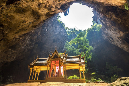 夏日在泰国的普拉亚纳科恩山洞穴公园的皇馆图片