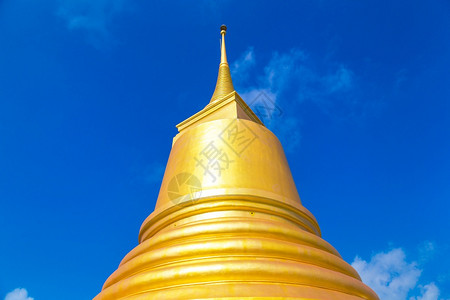 金色的斯图帕夏日在泰国的高萨木岛赵华楚寺庙图片