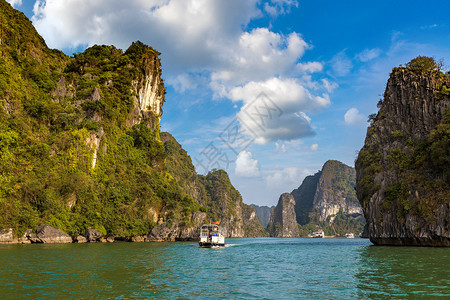 世界自然遗产越南下龙湾的夏日图片